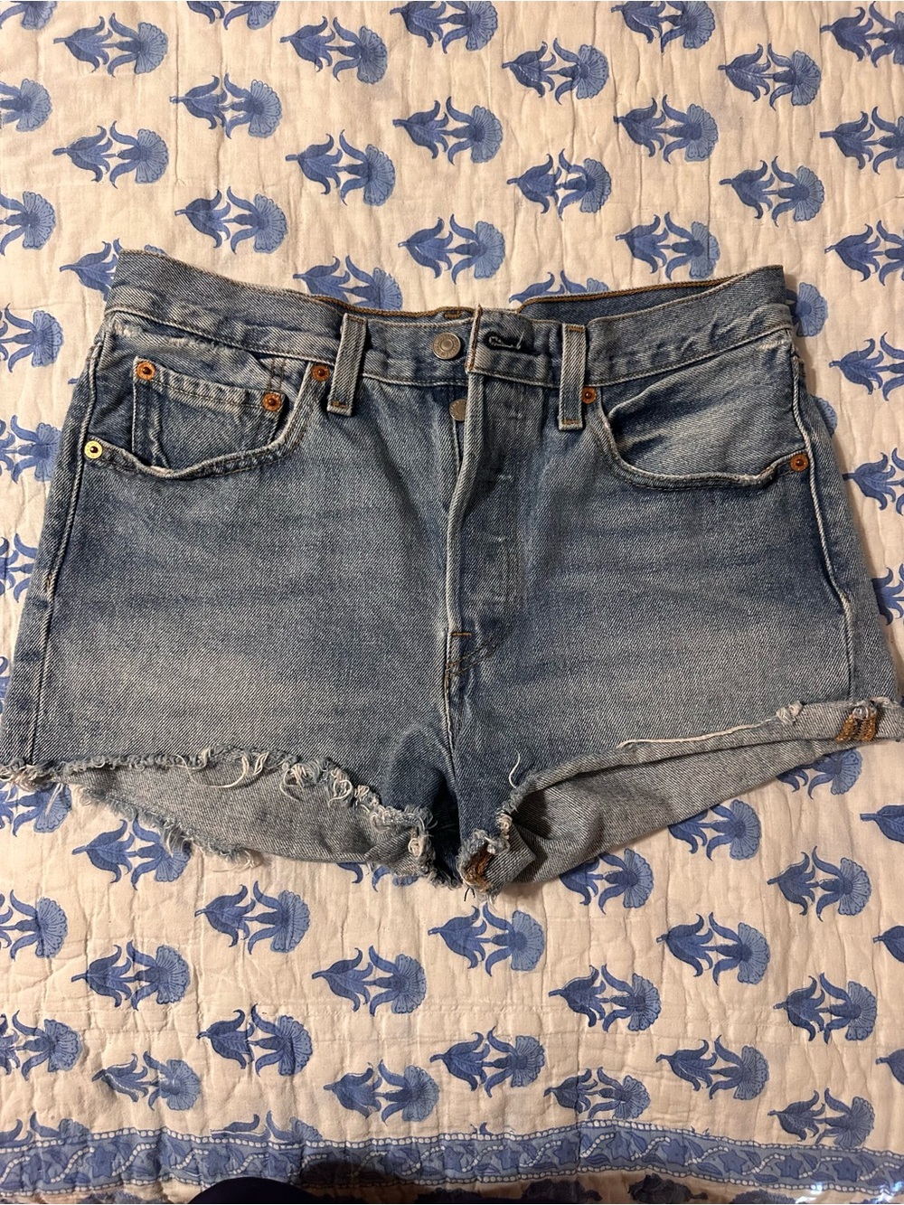 Levi's 501 button fly denim shorts size 28